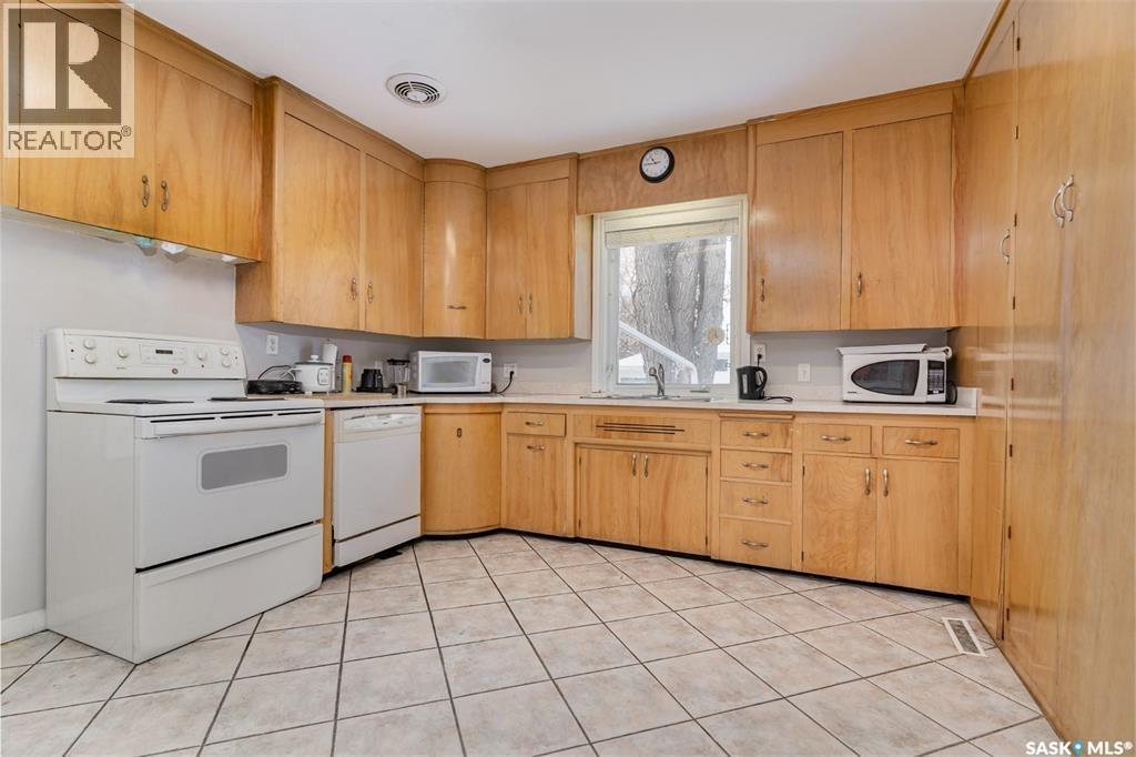 1402 14Th Street E, Saskatoon, SK - Indoor Photo Showing Kitchen