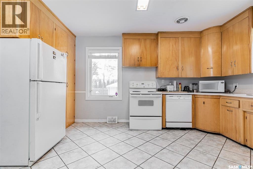 1402 14Th Street E, Saskatoon, SK - Indoor Photo Showing Kitchen