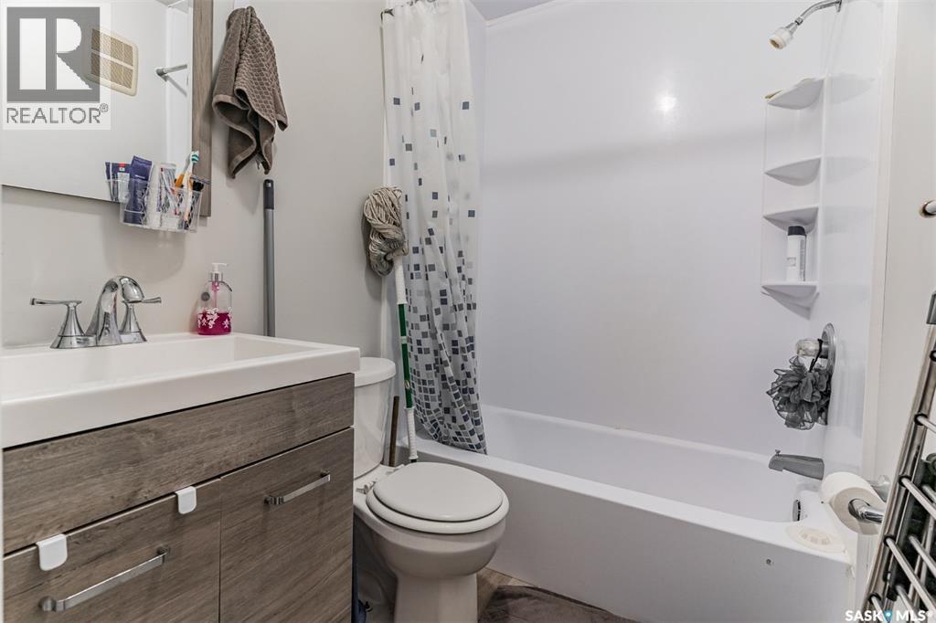 1402 14Th Street E, Saskatoon, SK - Indoor Photo Showing Bathroom