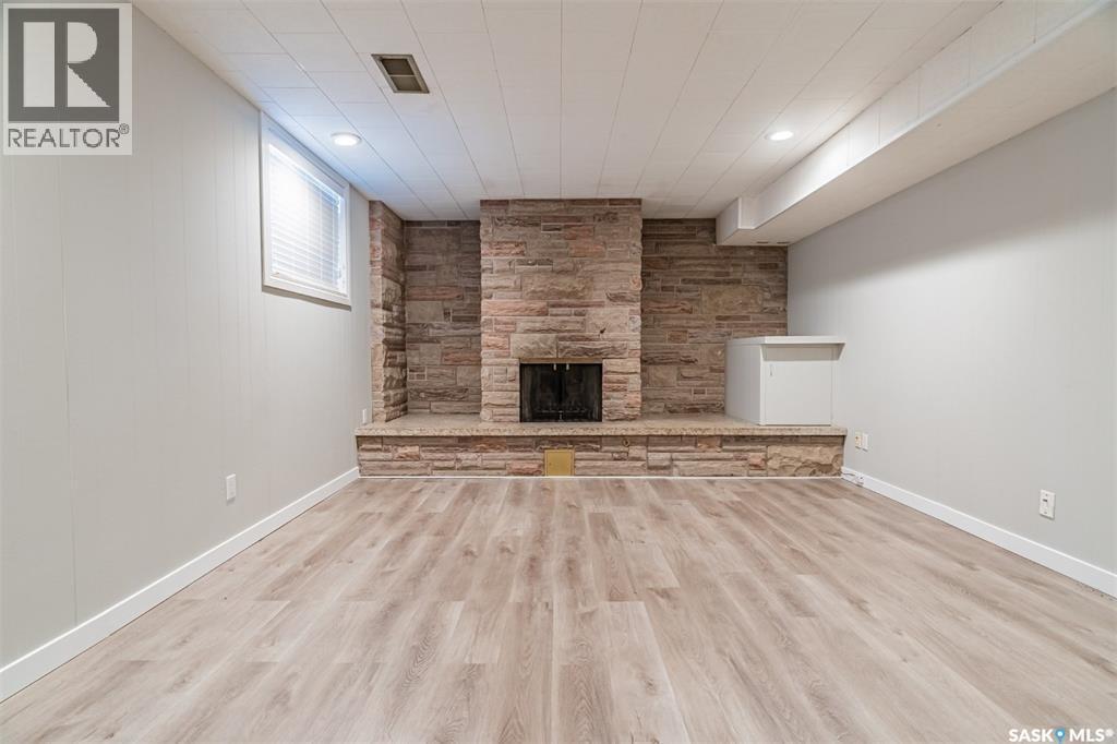 1402 14Th Street E, Saskatoon, SK - Indoor With Fireplace