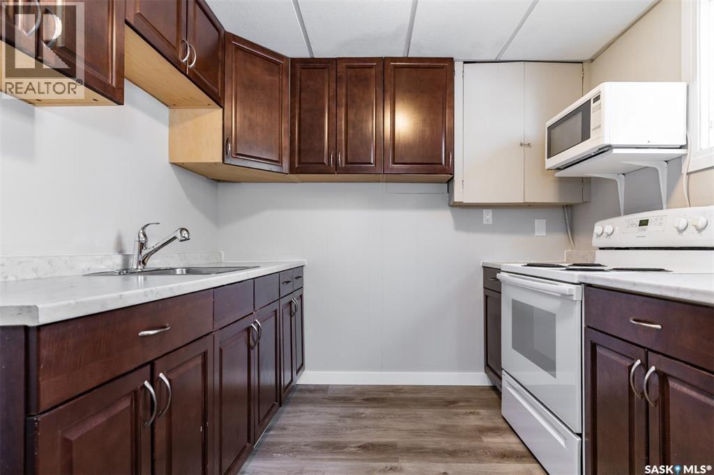 1402 14Th Street E, Saskatoon, SK - Indoor Photo Showing Kitchen
