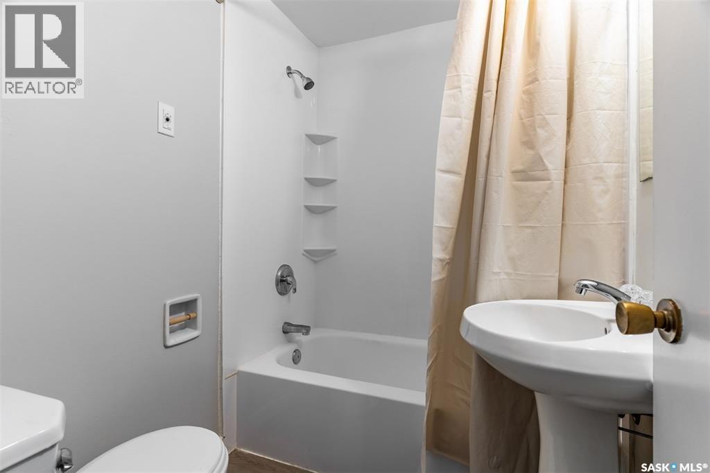 1402 14Th Street E, Saskatoon, SK - Indoor Photo Showing Bathroom