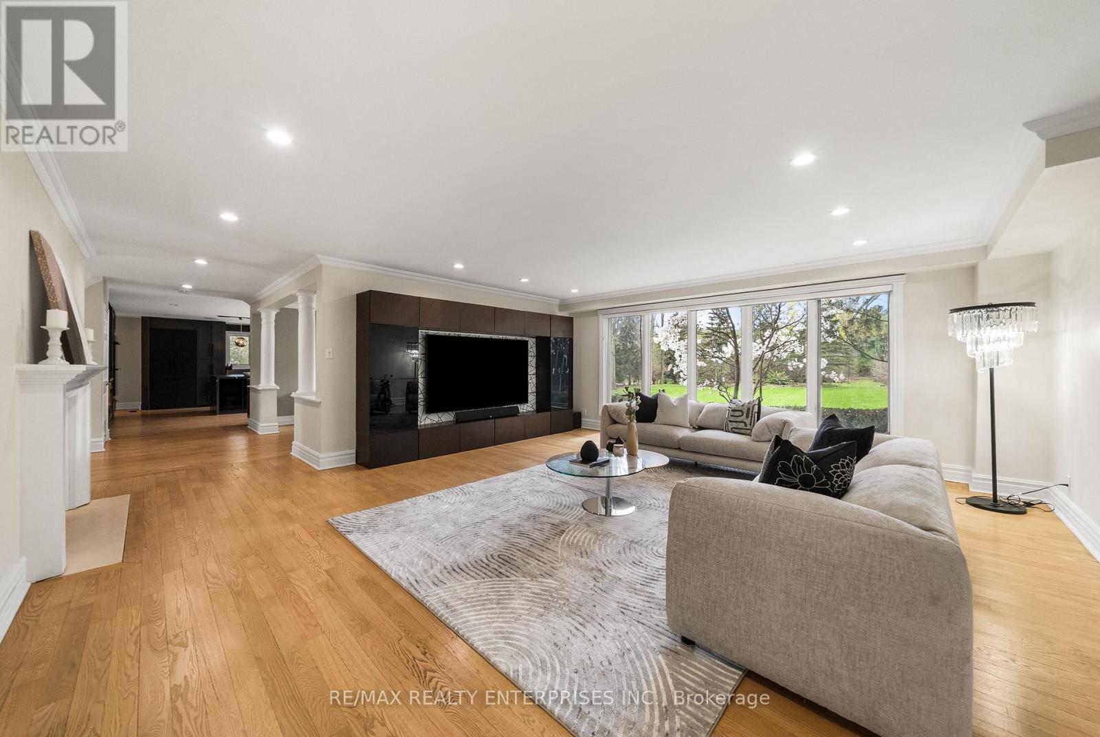 2154 Oneida Crescent, Mississauga, ON - Indoor Photo Showing Living Room