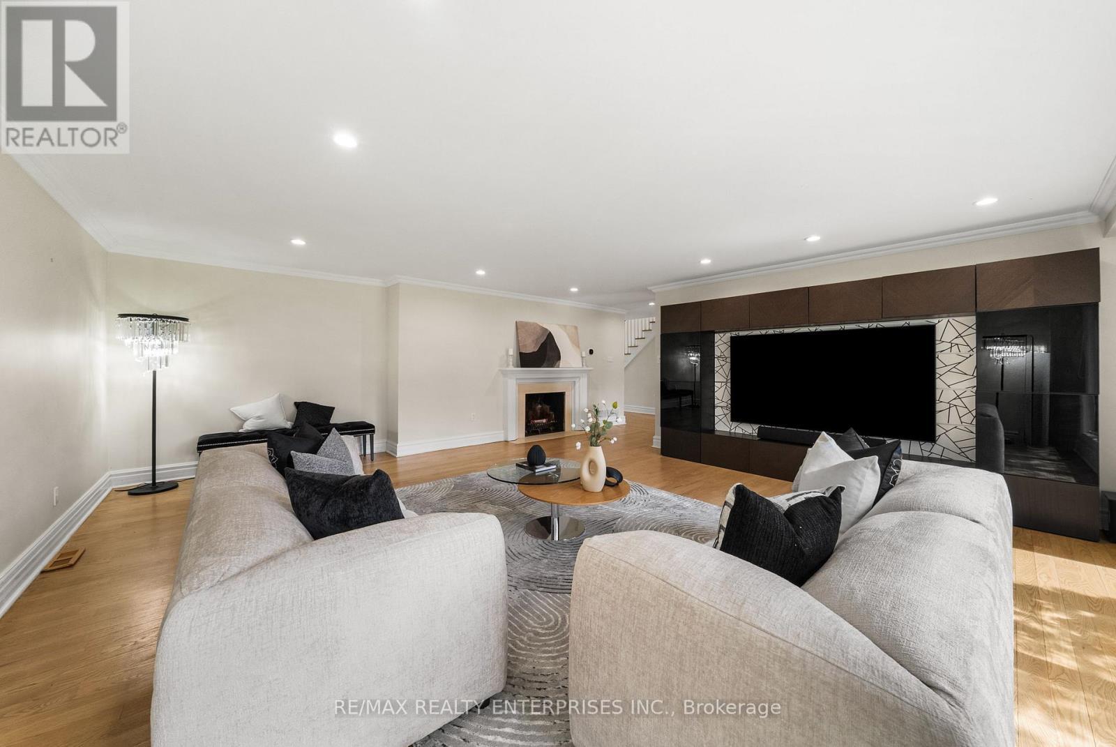 2154 Oneida Crescent, Mississauga, ON - Indoor Photo Showing Living Room With Fireplace