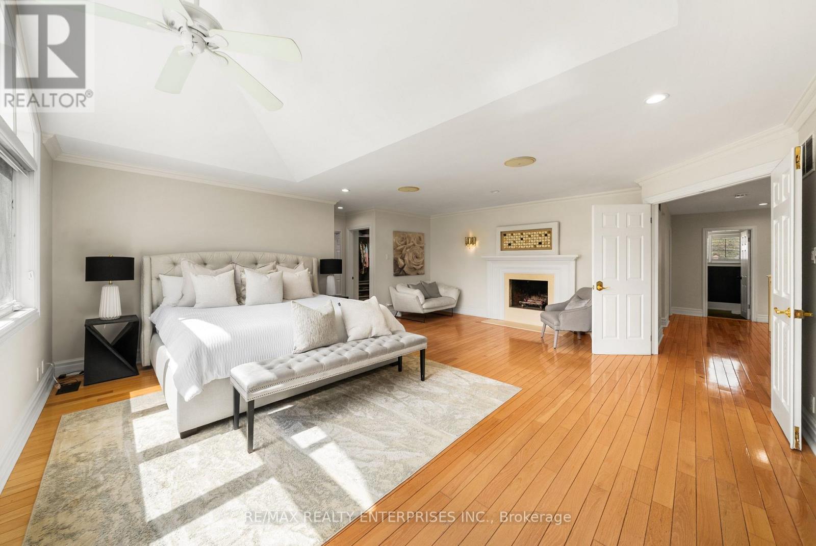 2154 Oneida Crescent, Mississauga, ON - Indoor Photo Showing Living Room With Fireplace