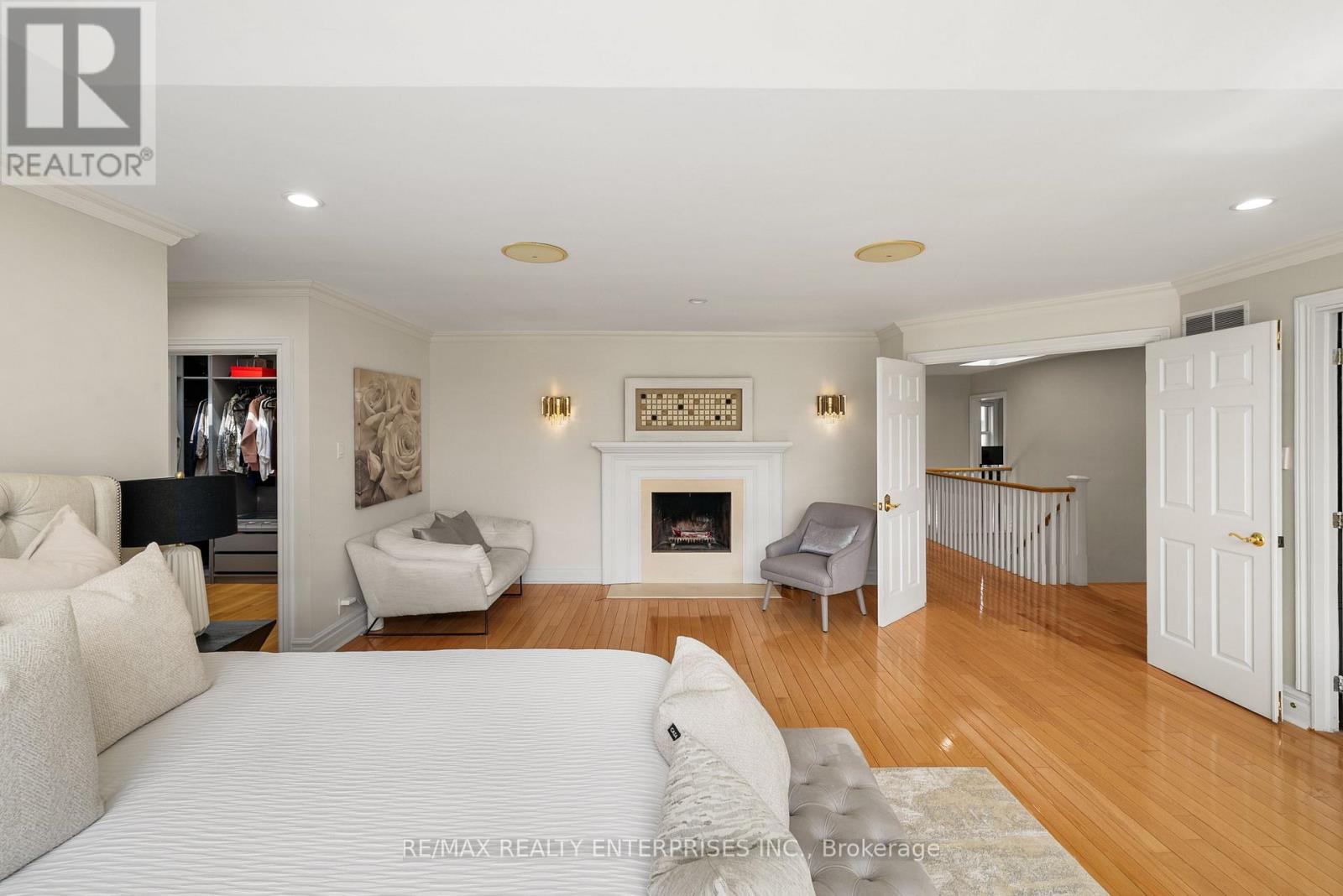 2154 Oneida Crescent, Mississauga, ON - Indoor Photo Showing Living Room With Fireplace