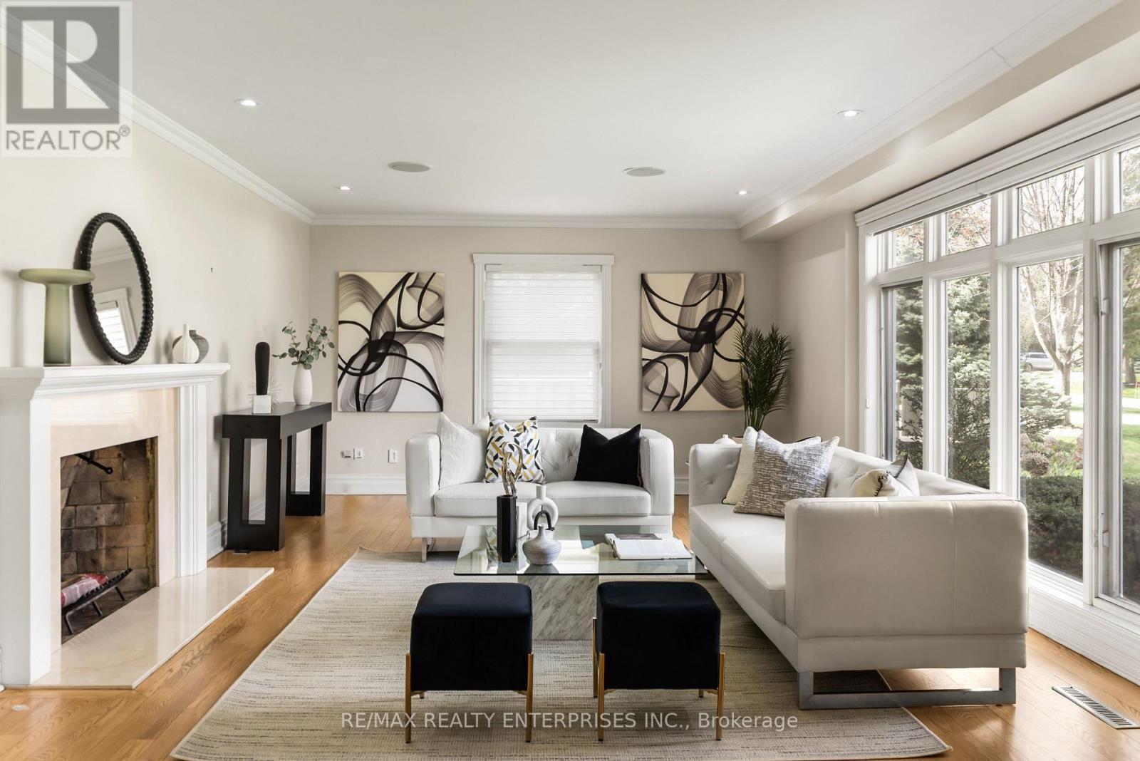 2154 Oneida Crescent, Mississauga, ON - Indoor Photo Showing Living Room With Fireplace