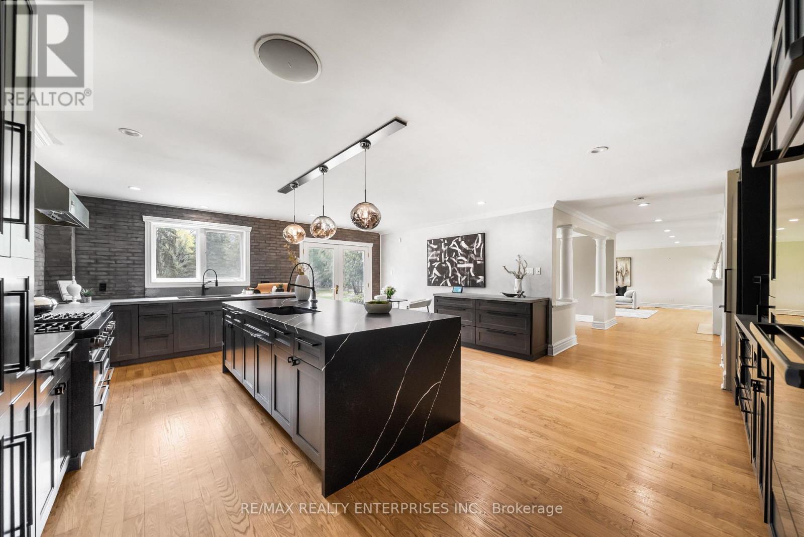 2154 Oneida Crescent, Mississauga, ON - Indoor Photo Showing Kitchen With Upgraded Kitchen