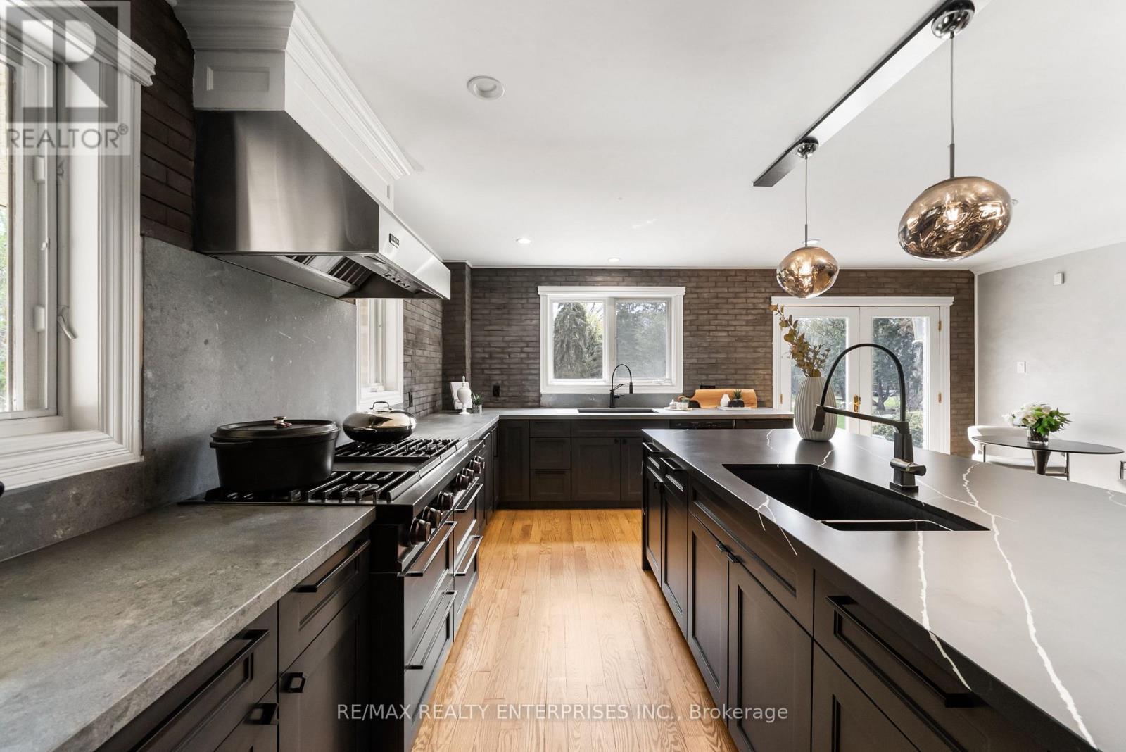2154 Oneida Crescent, Mississauga, ON - Indoor Photo Showing Kitchen With Double Sink
