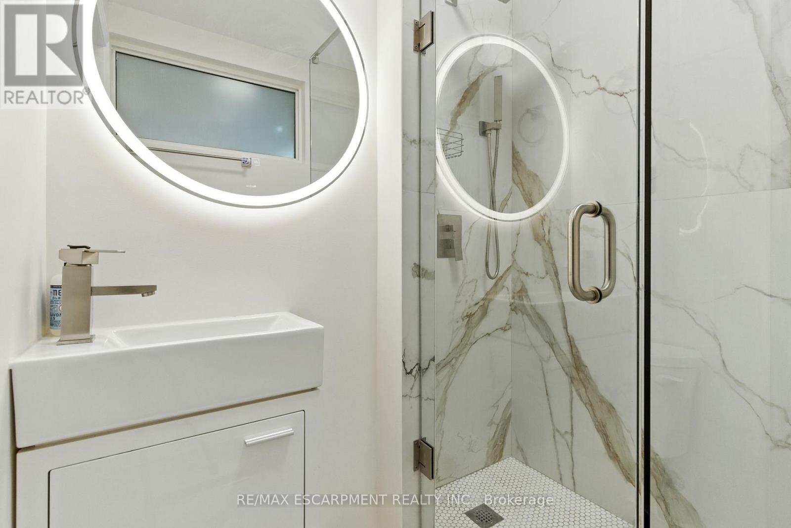 230 South Service Road, Mississauga, ON - Indoor Photo Showing Bathroom