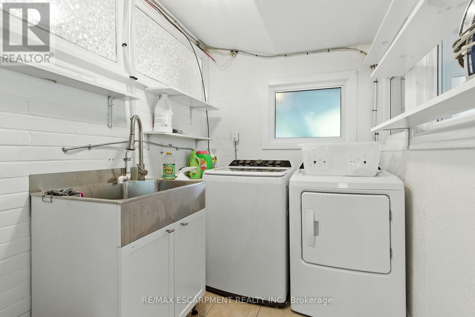 230 South Service Road, Mississauga, ON - Indoor Photo Showing Laundry Room