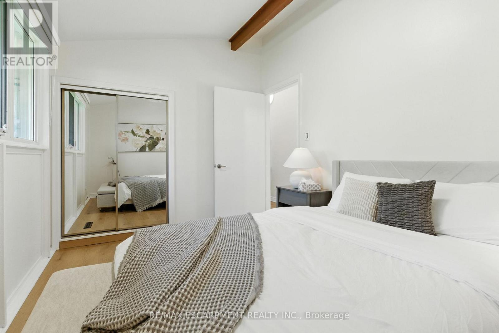 230 South Service Road, Mississauga, ON - Indoor Photo Showing Bedroom