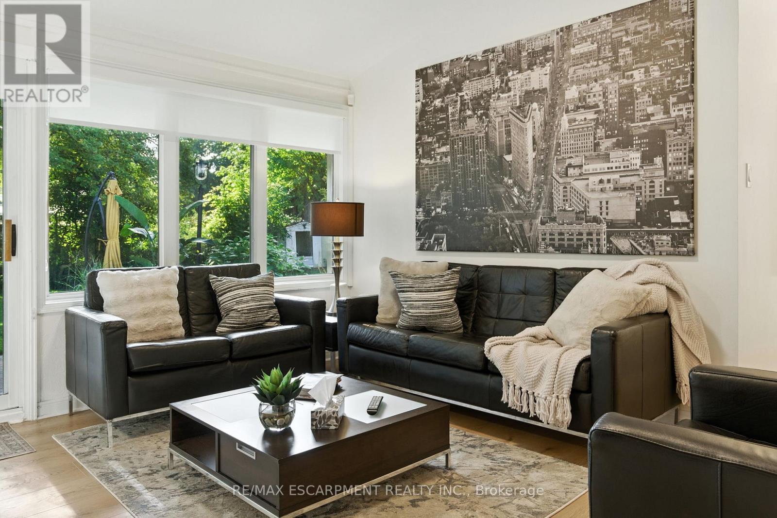 230 South Service Road, Mississauga, ON - Indoor Photo Showing Living Room