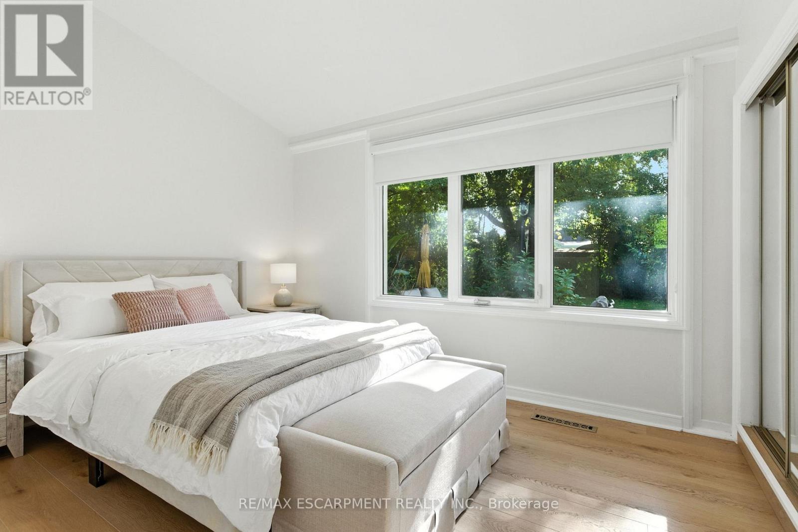 230 South Service Road, Mississauga, ON - Indoor Photo Showing Bedroom
