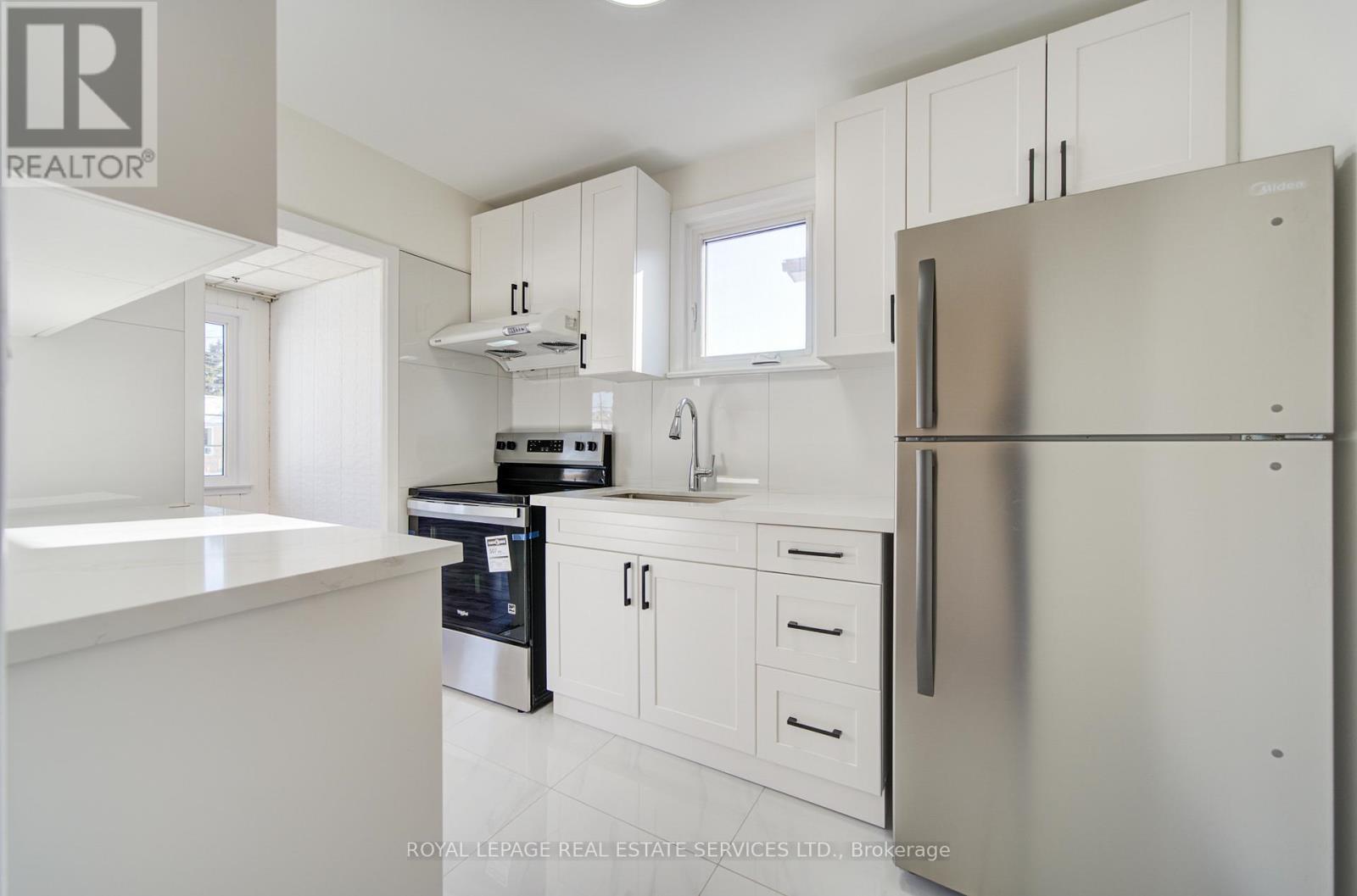 1054 East Avenue, Mississauga, ON - Indoor Photo Showing Kitchen