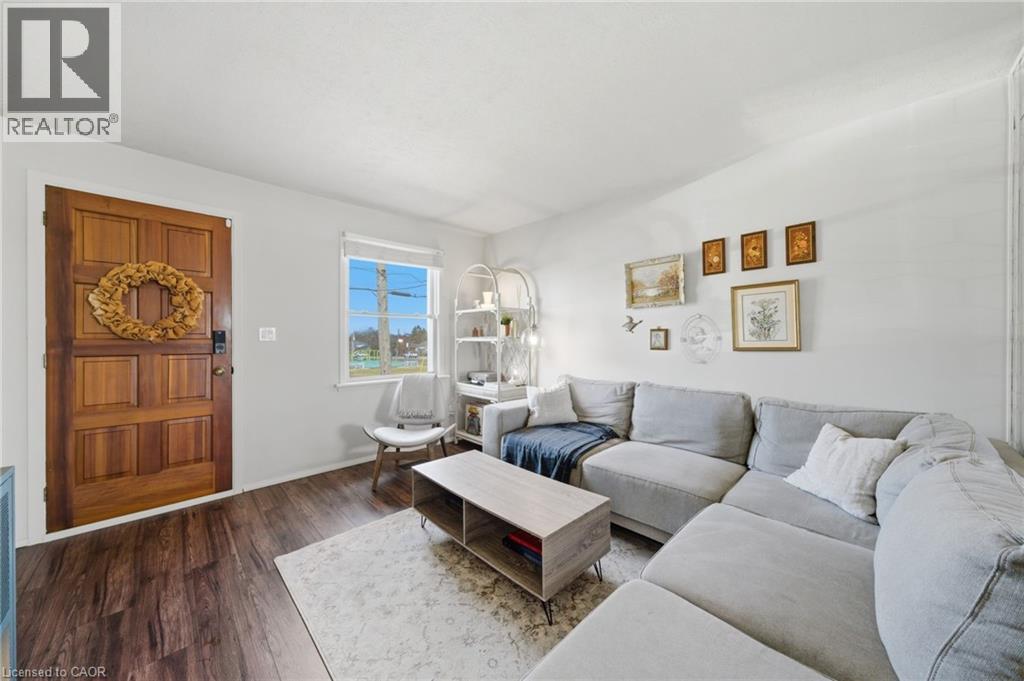 752 Ninth Avenue, Hamilton, ON - Indoor Photo Showing Living Room