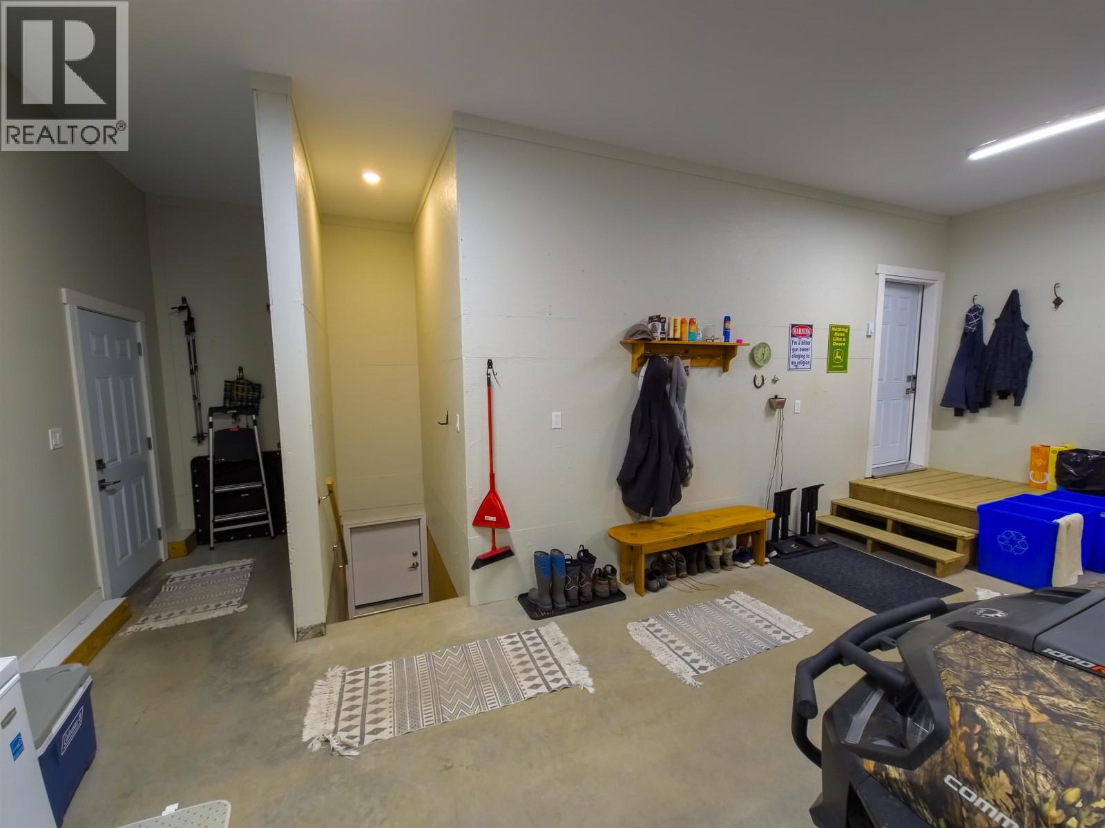 7155 Grossett Road, Lone Butte, BC - Indoor
