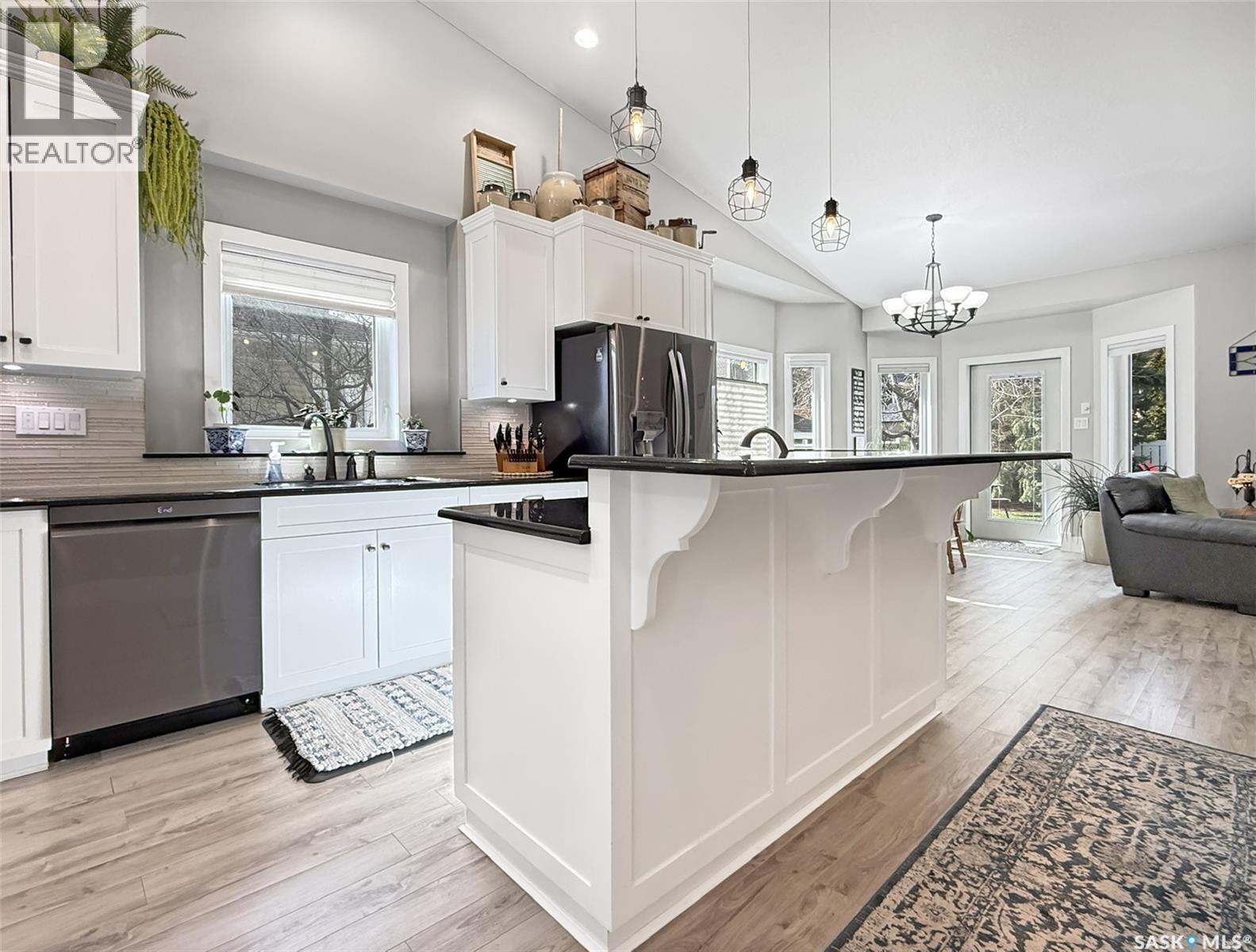 623 Highland Drive, Swift Current, SK - Indoor Photo Showing Kitchen With Upgraded Kitchen