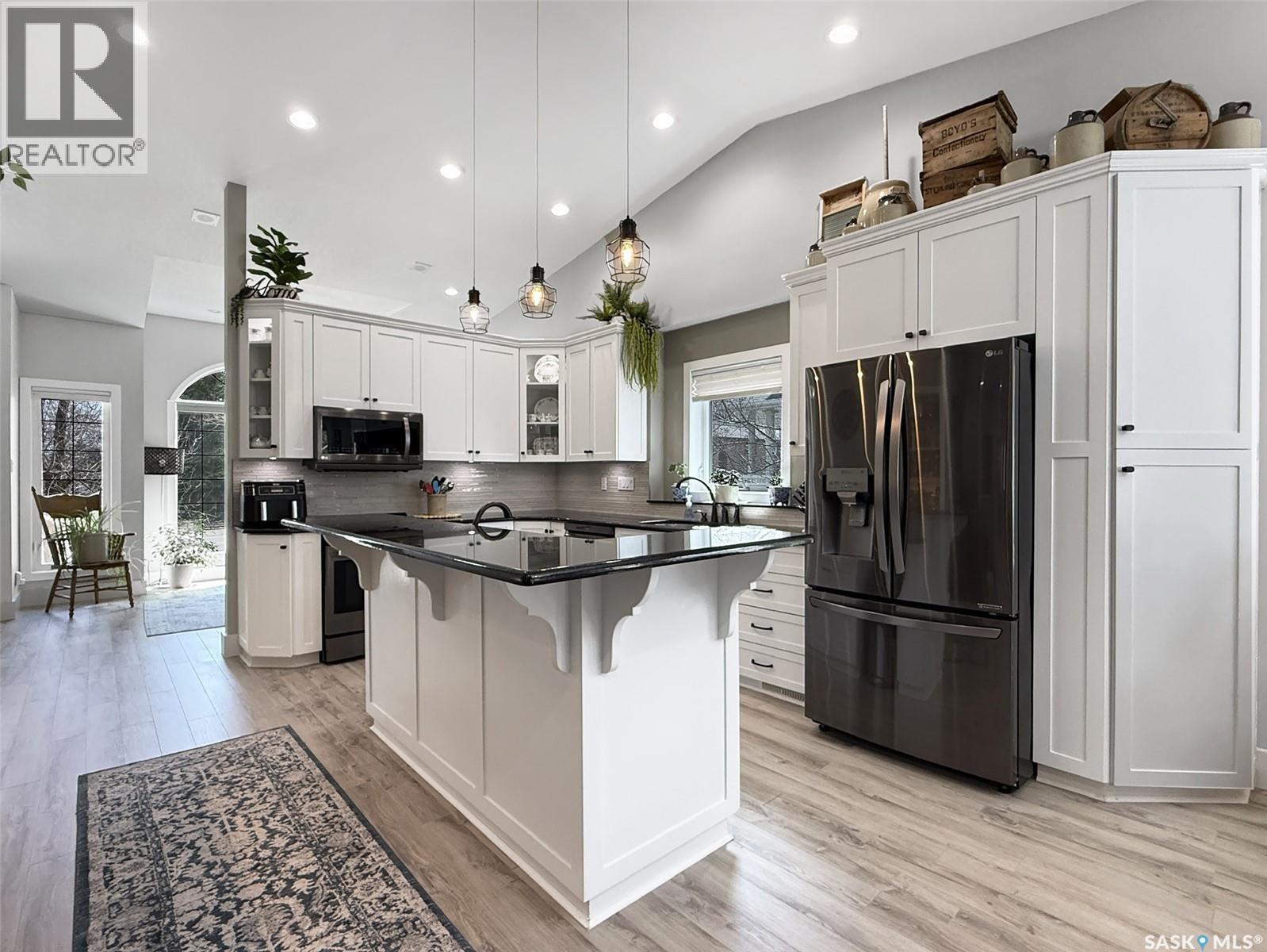 623 Highland Drive, Swift Current, SK - Indoor Photo Showing Kitchen With Upgraded Kitchen