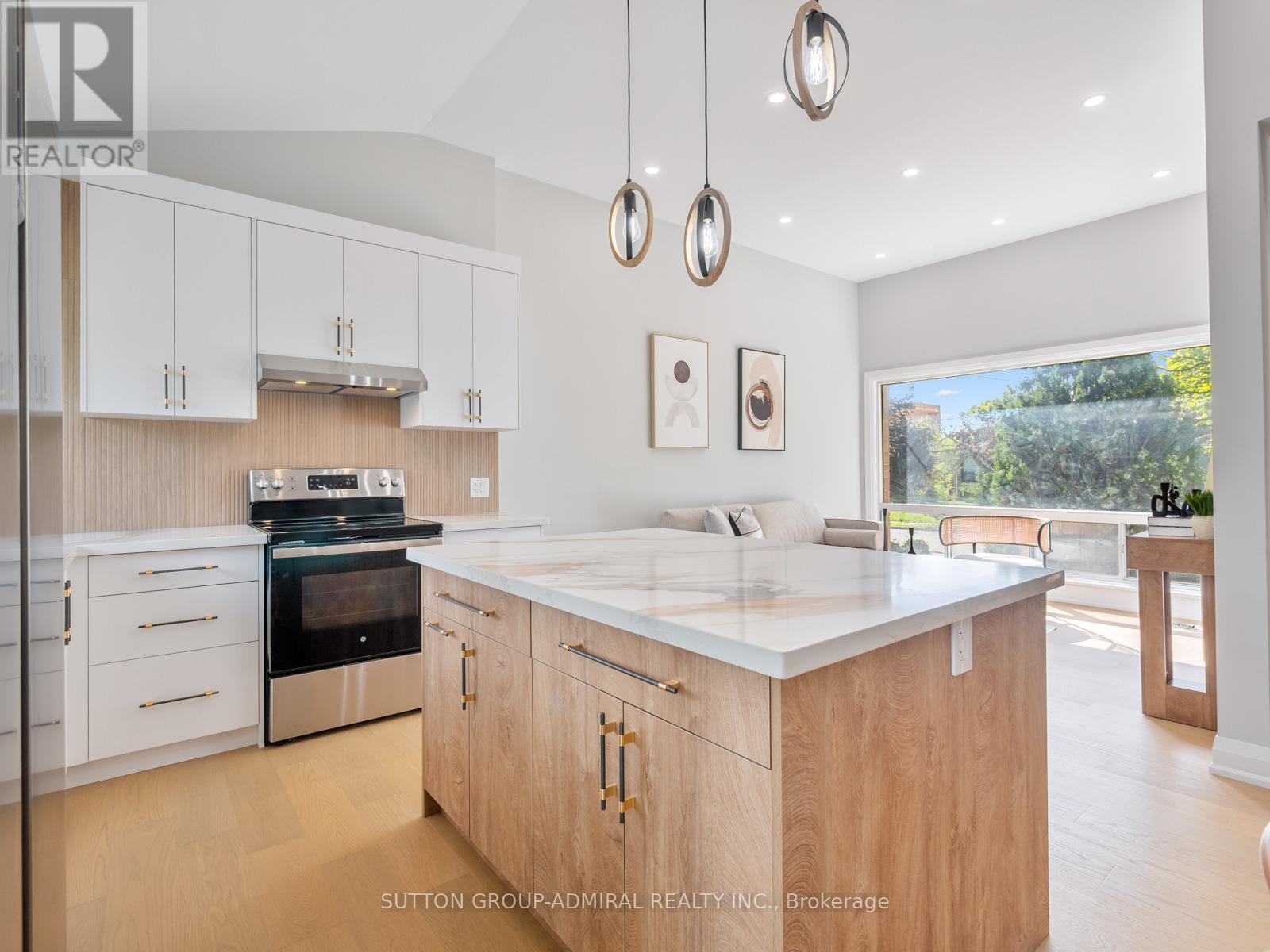 393 Paliser Crescent S, Richmond Hill, ON - Indoor Photo Showing Kitchen With Upgraded Kitchen