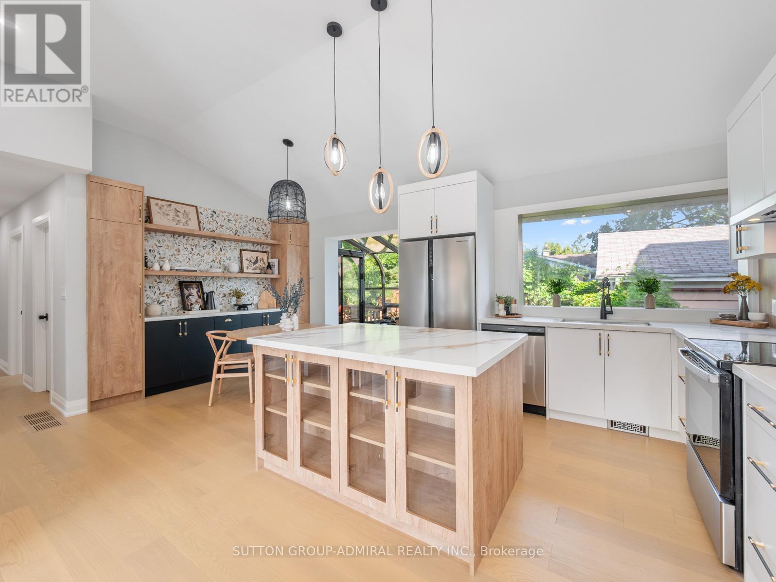393 Paliser Crescent S, Richmond Hill, ON - Indoor Photo Showing Kitchen With Upgraded Kitchen