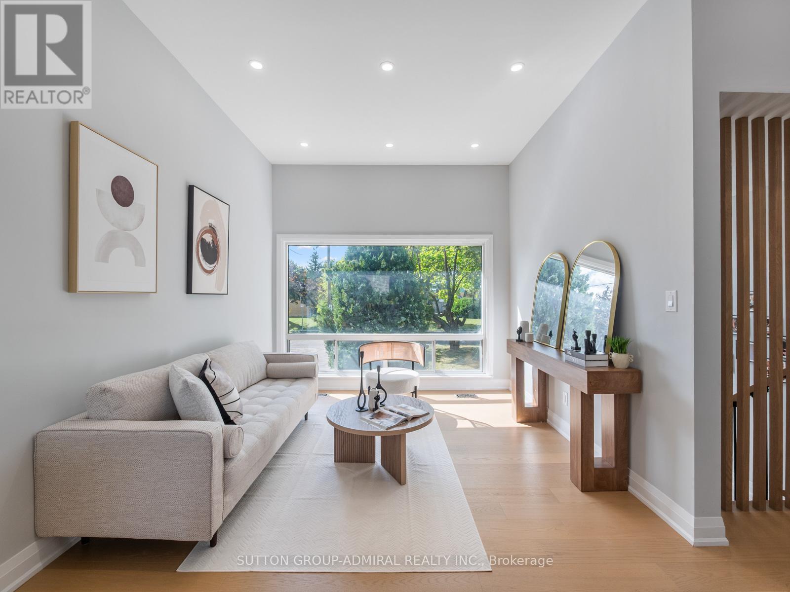 393 Paliser Crescent S, Richmond Hill, ON - Indoor Photo Showing Living Room