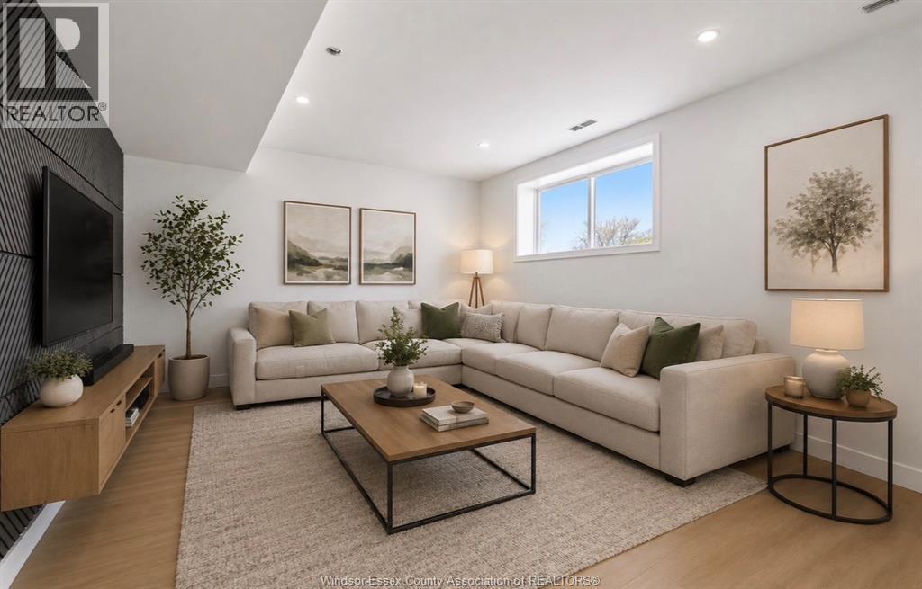 2144 Daytona, Windsor, ON - Indoor Photo Showing Living Room