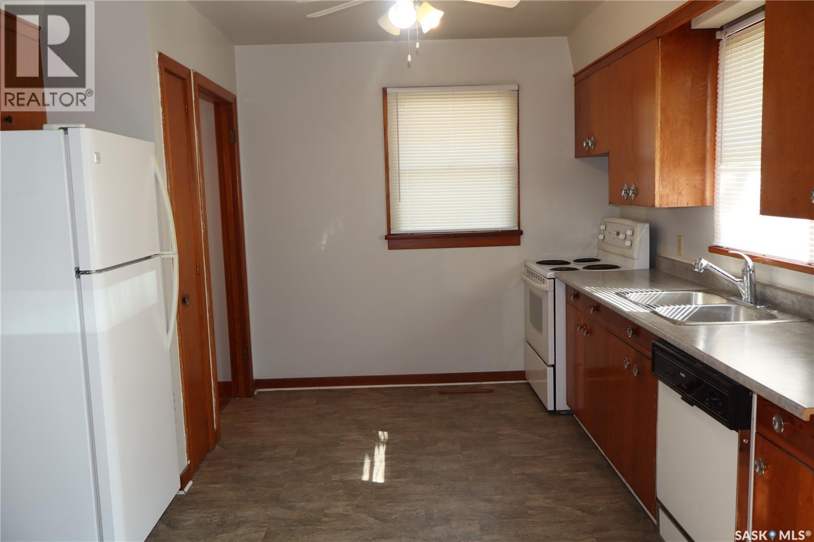 505 3Rd Avenue E, Assiniboia, SK - Indoor Photo Showing Kitchen With Double Sink