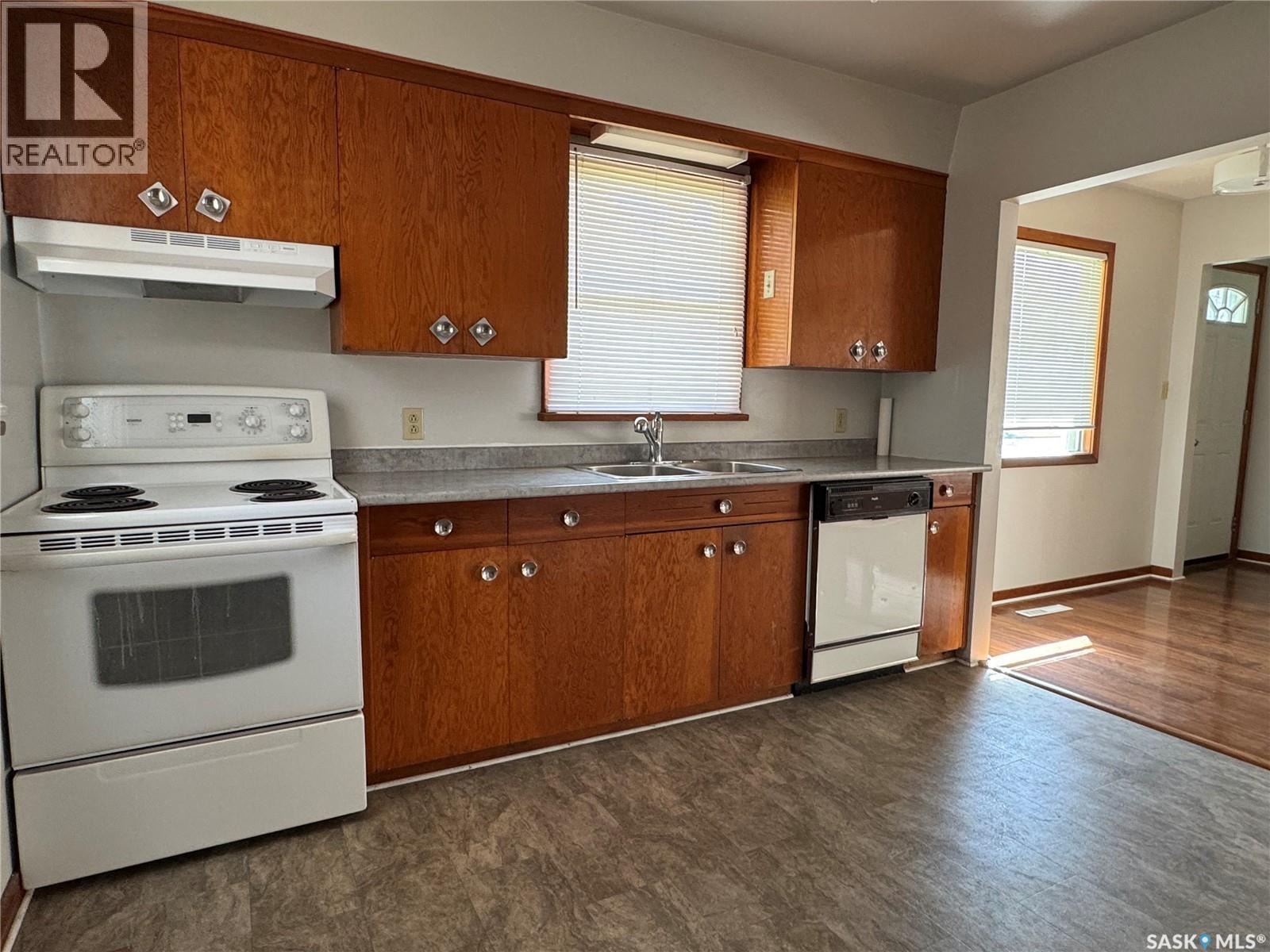 505 3Rd Avenue E, Assiniboia, SK - Indoor Photo Showing Kitchen With Double Sink