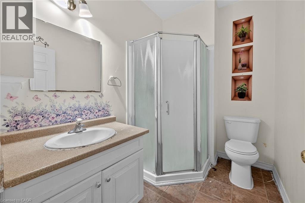 704 Stone Church Road E, Hamilton, ON - Indoor Photo Showing Bathroom