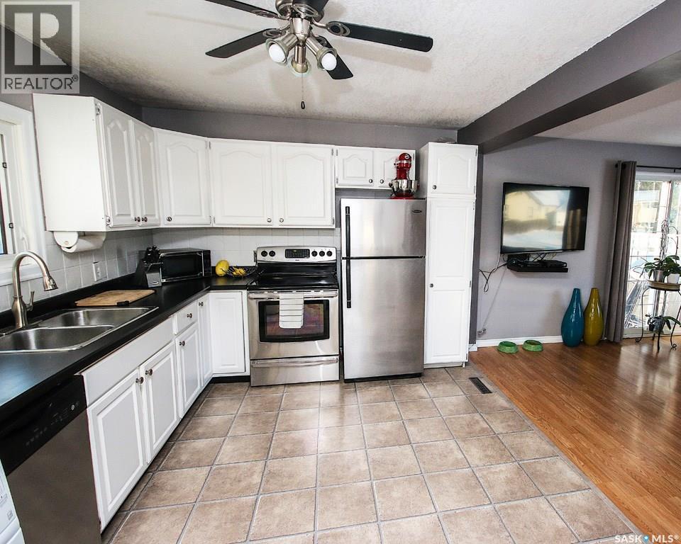 646 Albert Street, Estevan, SK - Indoor Photo Showing Kitchen With Double Sink