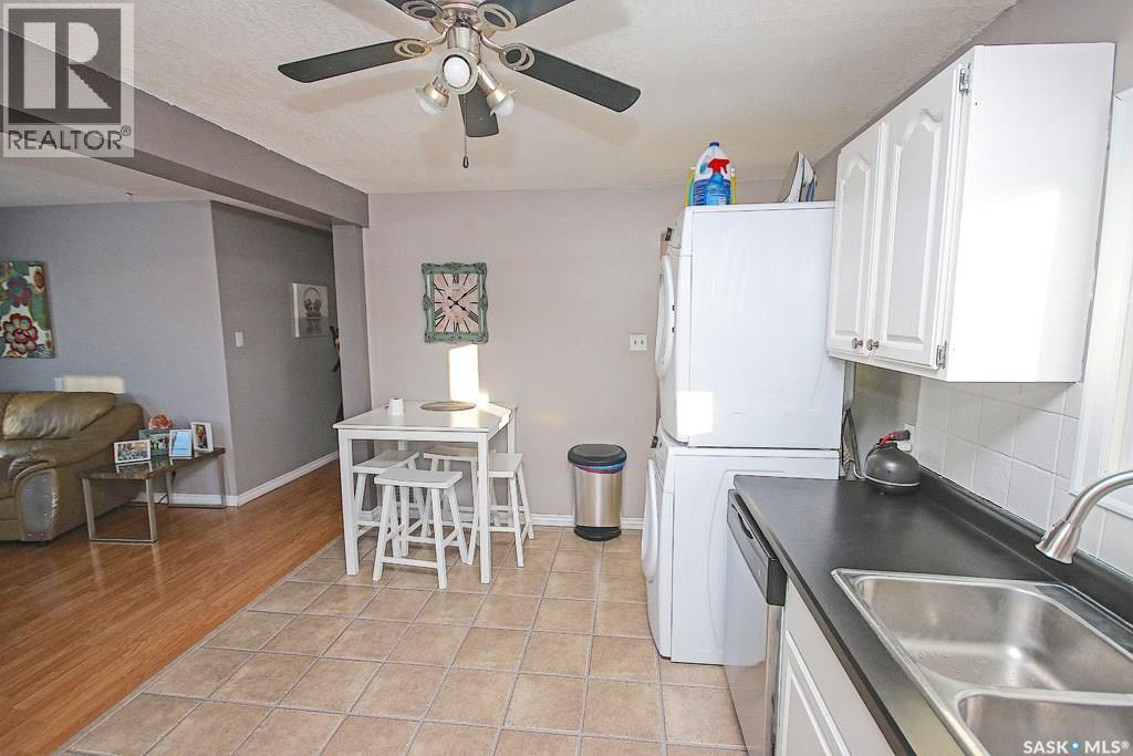 646 Albert Street, Estevan, SK - Indoor Photo Showing Kitchen With Double Sink