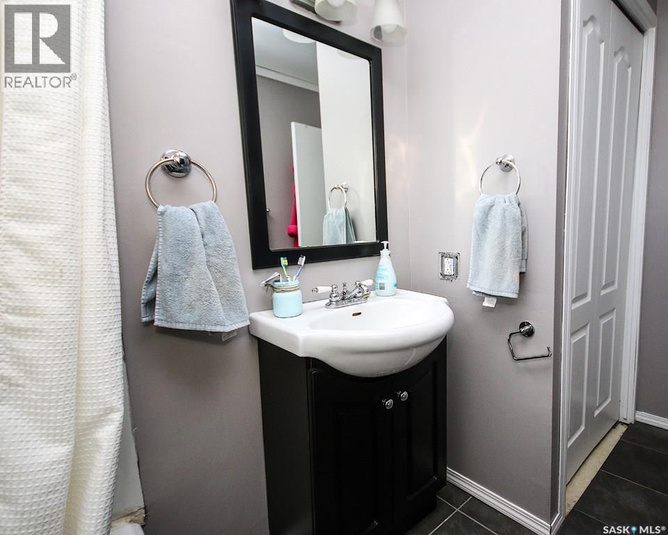 646 Albert Street, Estevan, SK - Indoor Photo Showing Bathroom