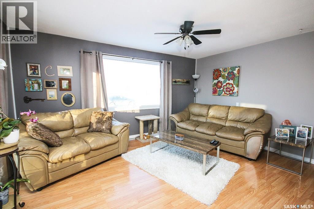 646 Albert Street, Estevan, SK - Indoor Photo Showing Living Room