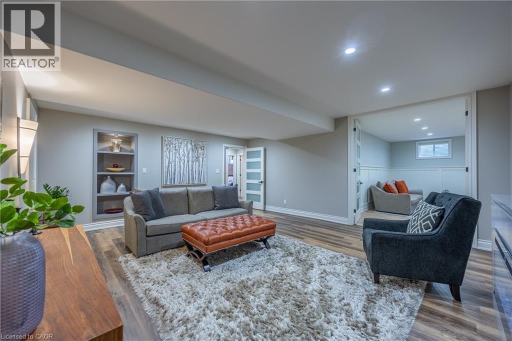 11 Greenleaf Lane, Ancaster, ON - Indoor Photo Showing Living Room