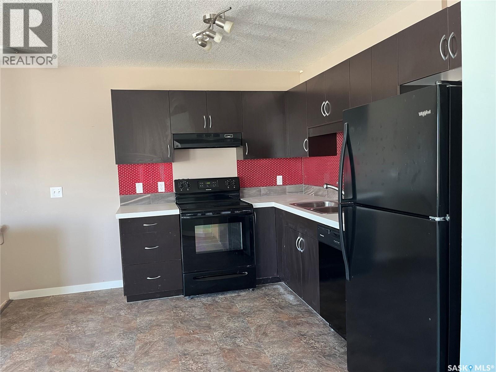 67 5612 Gordon Road, Regina, SK - Indoor Photo Showing Kitchen With Double Sink