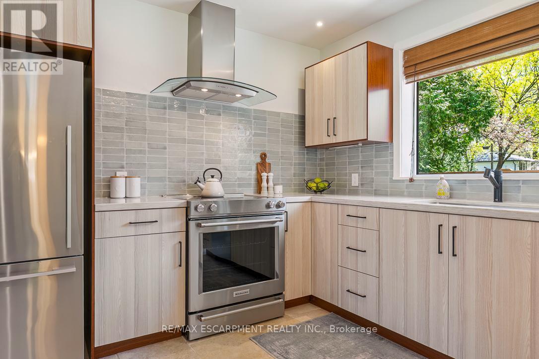 1548 Wembury Road, Mississauga, ON - Indoor Photo Showing Kitchen With Upgraded Kitchen