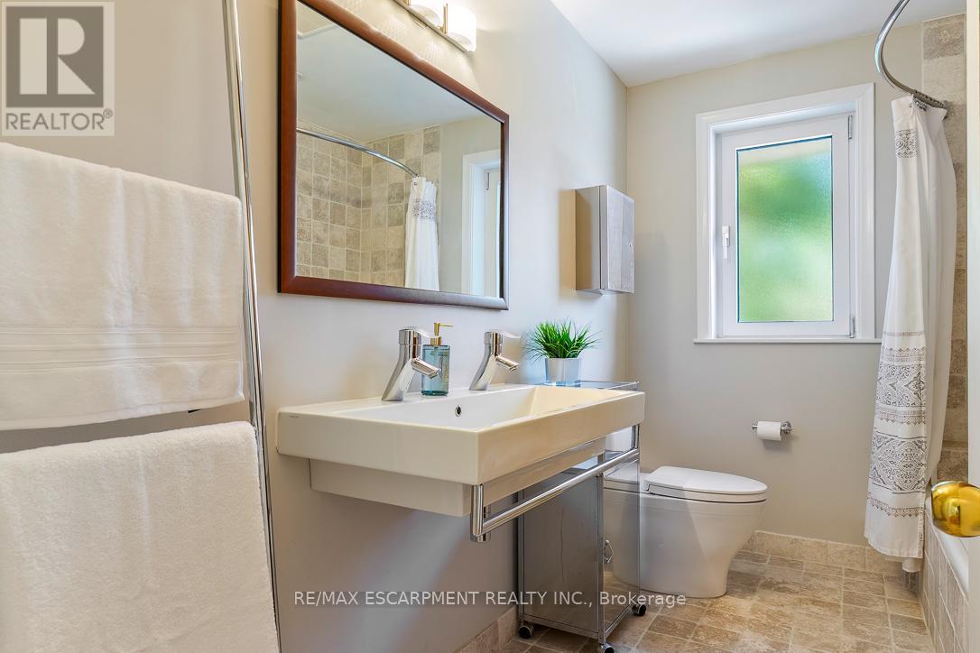 1548 Wembury Road, Mississauga, ON - Indoor Photo Showing Bathroom