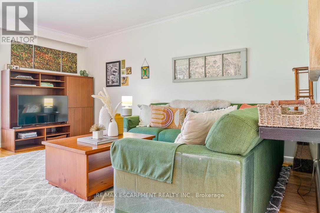 1548 Wembury Road, Mississauga, ON - Indoor Photo Showing Living Room