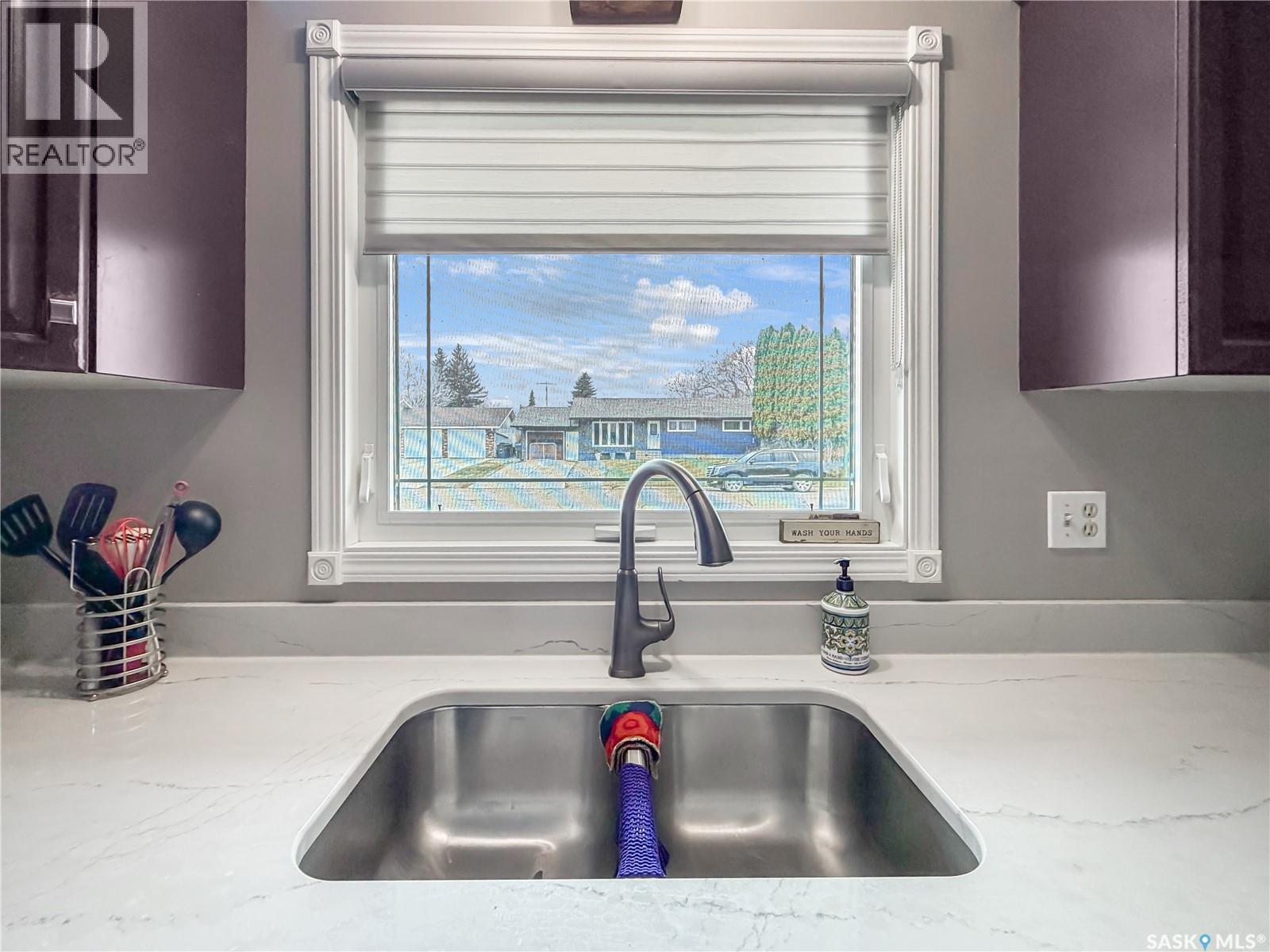 507 Dennis Street, Esterhazy, SK - Indoor Photo Showing Kitchen With Double Sink