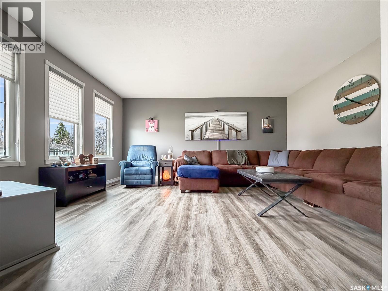 507 Dennis Street, Esterhazy, SK - Indoor Photo Showing Living Room