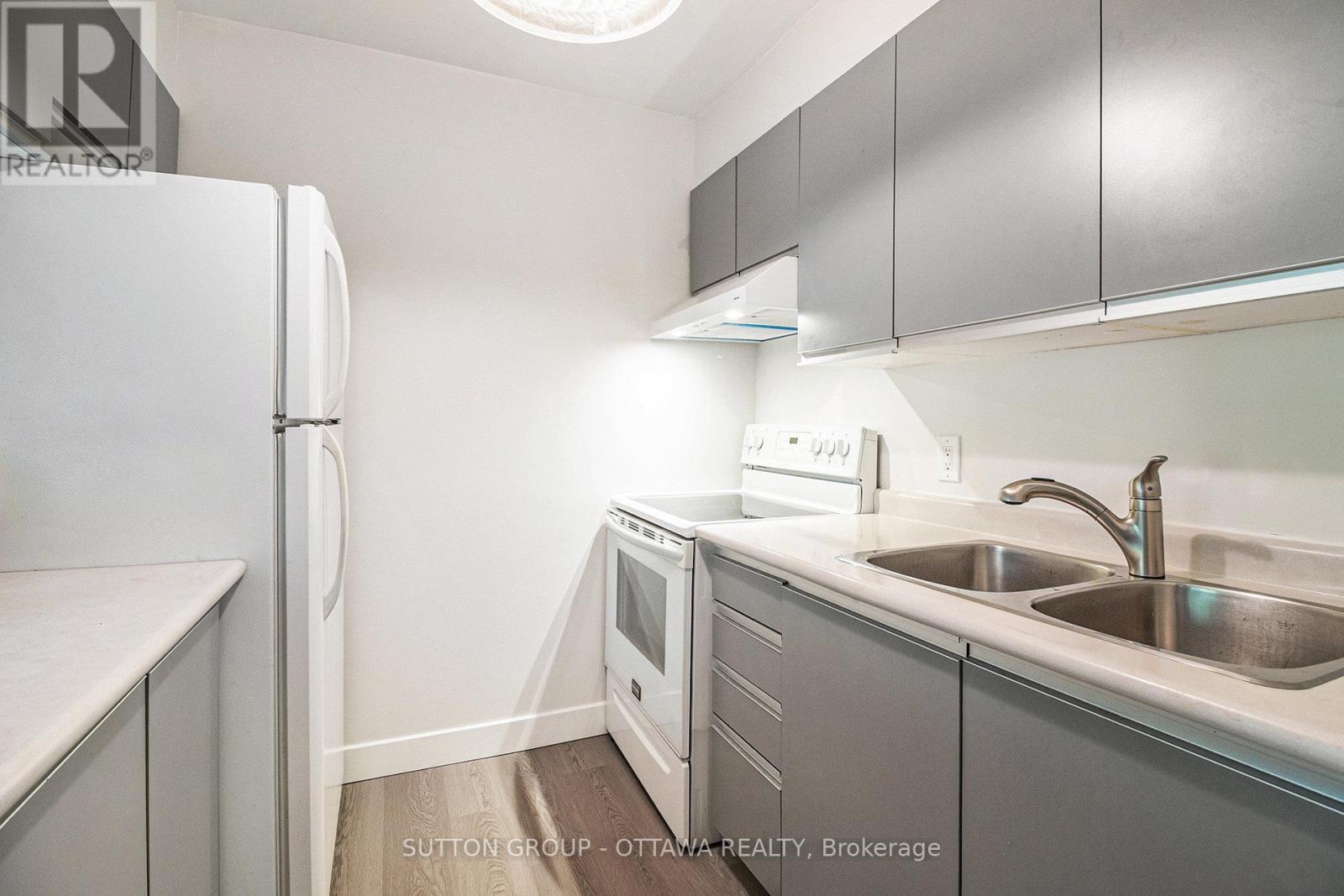 Galley kitchen - 314 - 270 Brittany Drive, Ottawa, ON - Indoor Photo Showing Kitchen With Double Sink