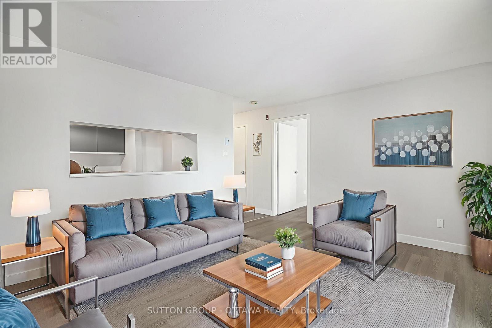 314 - 270 Brittany Drive, Ottawa, ON - Indoor Photo Showing Living Room