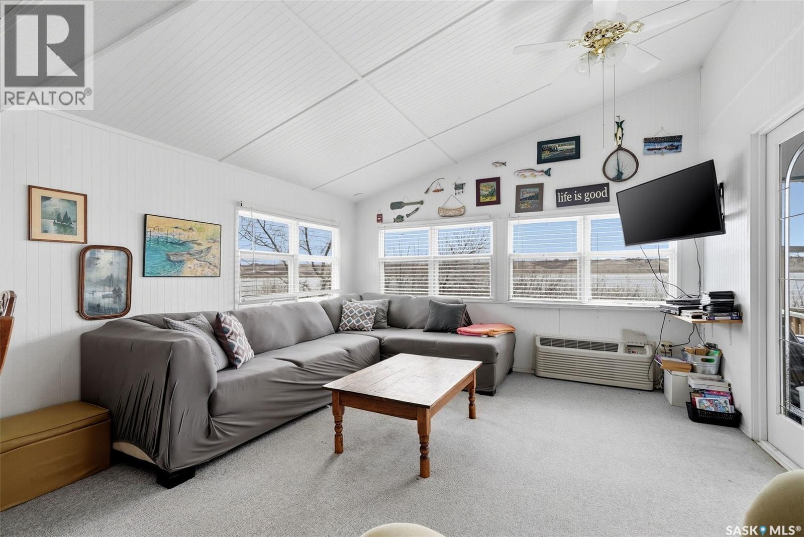 57 Sebolt Bay, Lumsden Beach, SK - Indoor Photo Showing Living Room