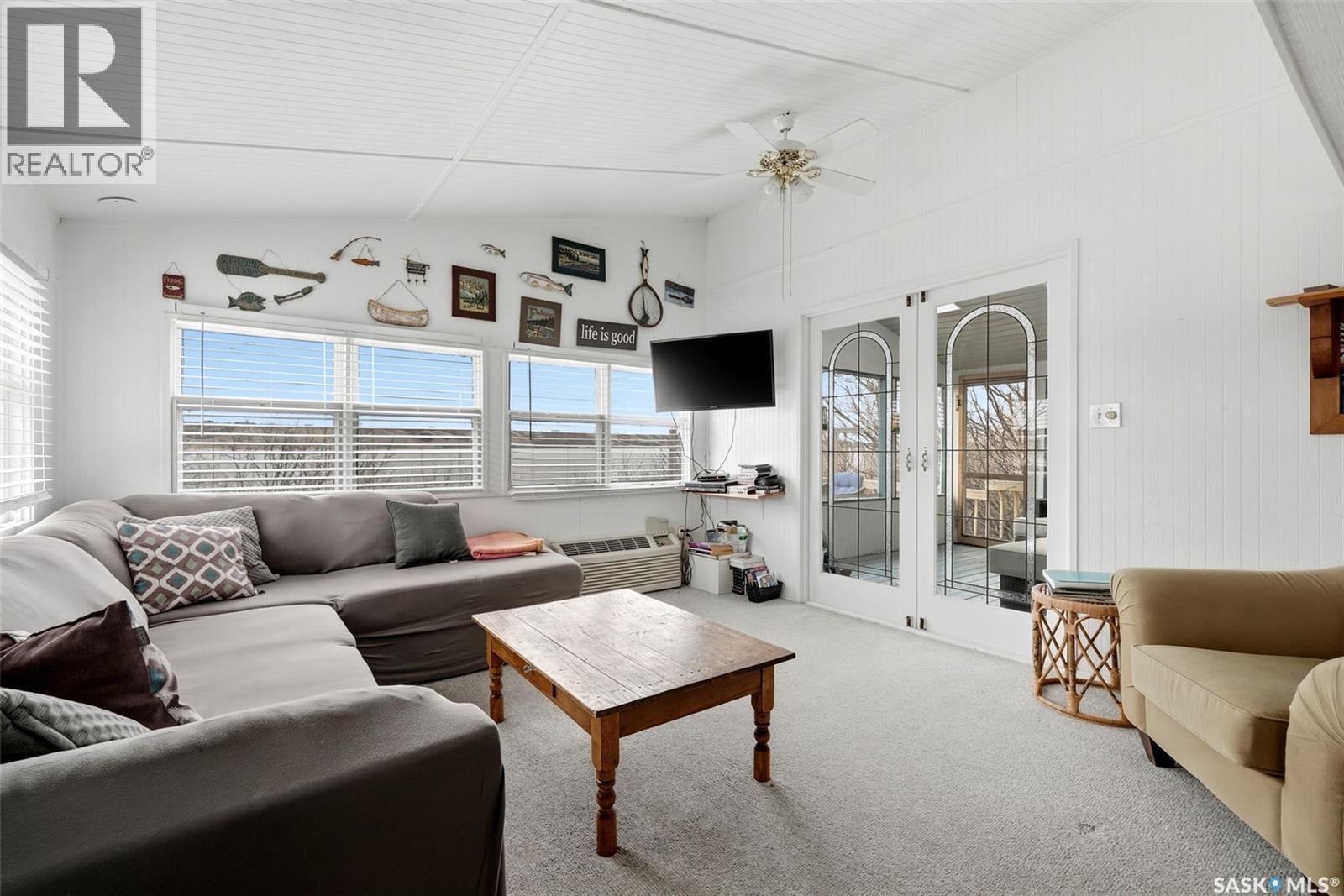 57 Sebolt Bay, Lumsden Beach, SK - Indoor Photo Showing Living Room