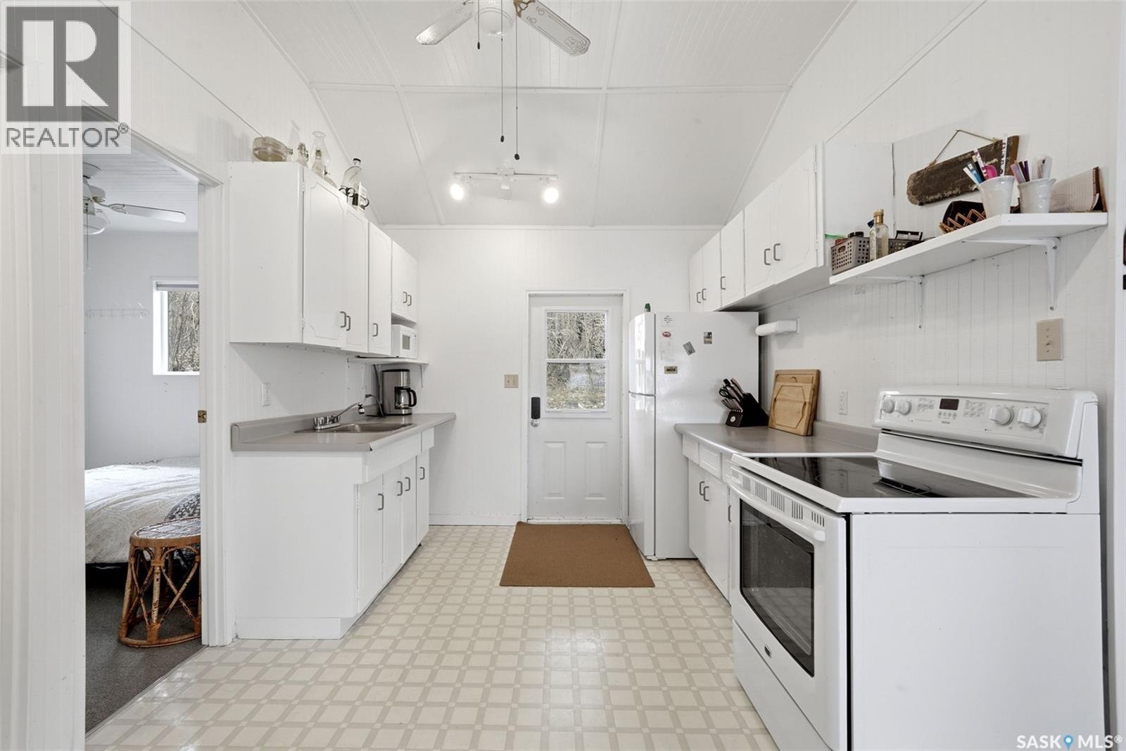 57 Sebolt Bay, Lumsden Beach, SK - Indoor Photo Showing Kitchen