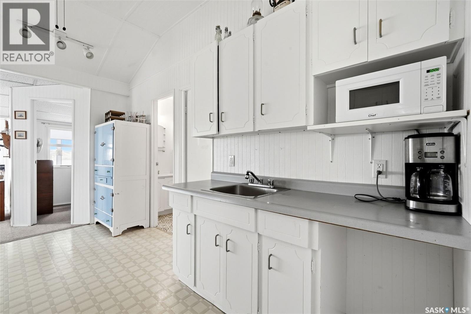 57 Sebolt Bay, Lumsden Beach, SK - Indoor Photo Showing Kitchen
