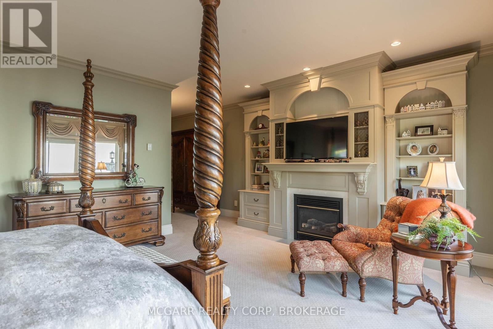 Primary gas fireplace - 89 October Drive, St. Catharines (Lakeshore), ON - Indoor With Fireplace