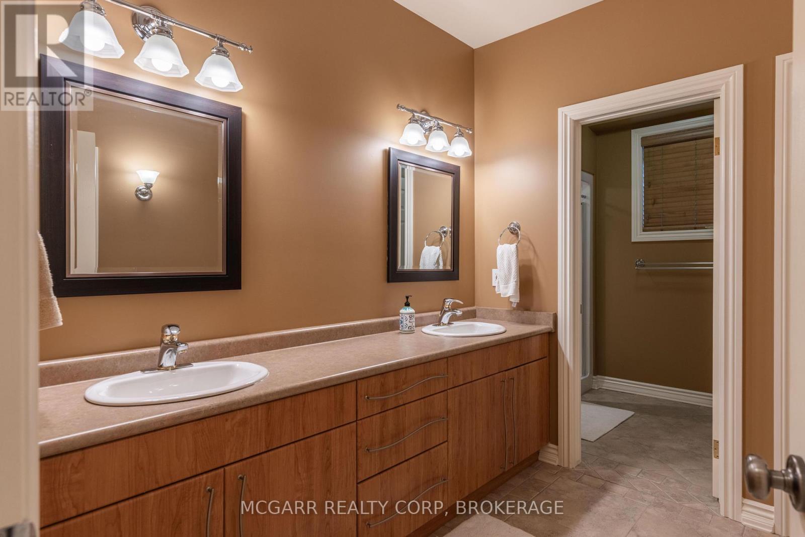Lower 4 pc bath - 89 October Drive, St. Catharines (Lakeshore), ON - Indoor Photo Showing Bathroom