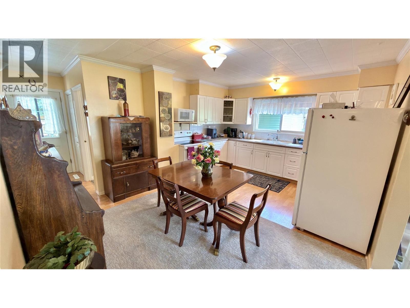 492 Fourth Avenue, Midway, BC - Indoor Photo Showing Dining Room